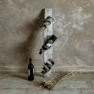 Fehér vintage fürtös fali bortartó bontott hordódongából - 3 palackos